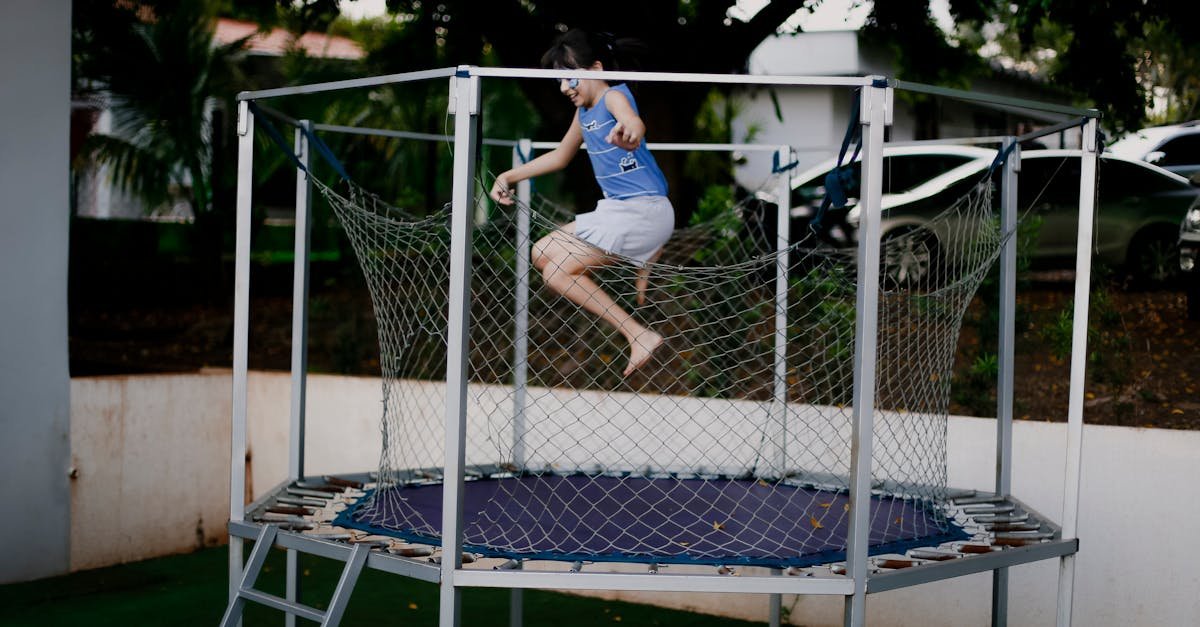 Skok w bezpieczną zabawę: przewodnik po wyborze trampoliny z siatką ochronną