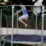 Skok w bezpieczną zabawę: przewodnik po wyborze trampoliny z siatką ochronną