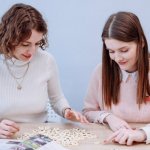 Zamień lekcję w scenę: grupowe gry i techniki improwizacji językowej, które ośmielają i wciągają