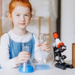 Jak wybrać bezpieczny i fascynujący zestaw małego chemika? Praktyczny przewodnik dla rodziców i młodych odkrywców
