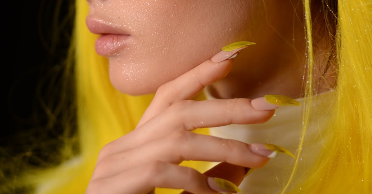 Jak zrobić jelly nails krok po kroku: transparentny manicure, który podbija trendy