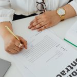 Jak brokerować umowy resellerskie SaaS: playbook negocjacyjny od pierwszego kontaktu do podpisu