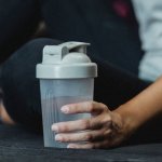 Kreatyna monohydrat vs micronized: realne różnice, które przełożysz na lepsze wyniki