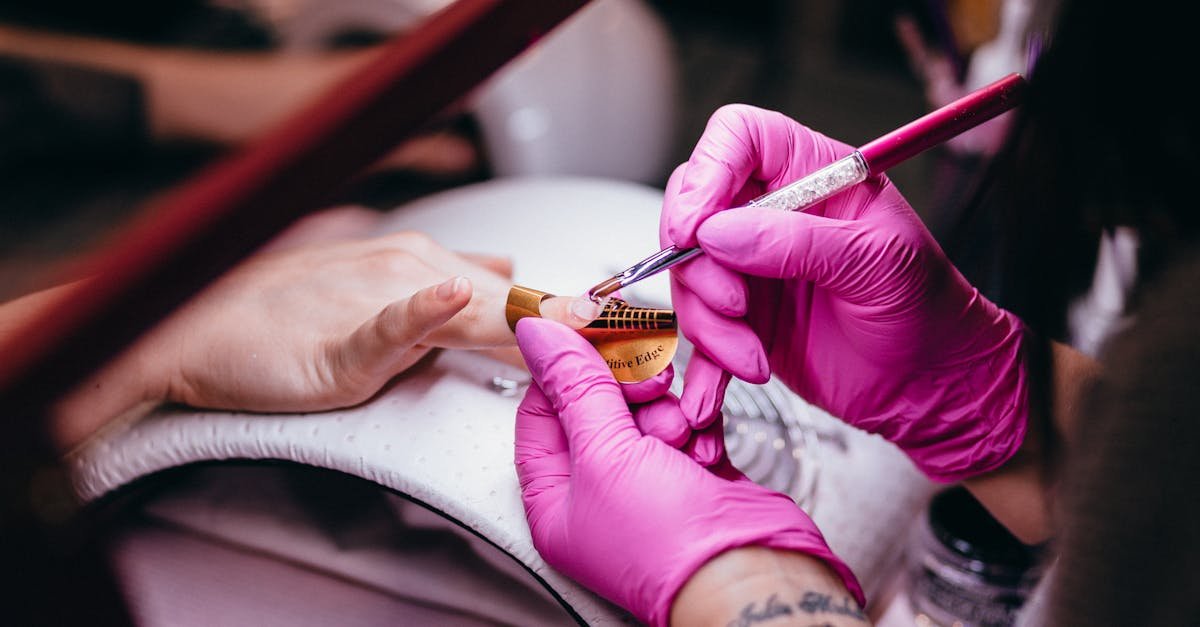 Pożegnaj akryl bez stresu: jak bezpiecznie zdjąć manicure frezarką w domowych warunkach