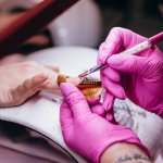 Pożegnaj akryl bez stresu: jak bezpiecznie zdjąć manicure frezarką w domowych warunkach