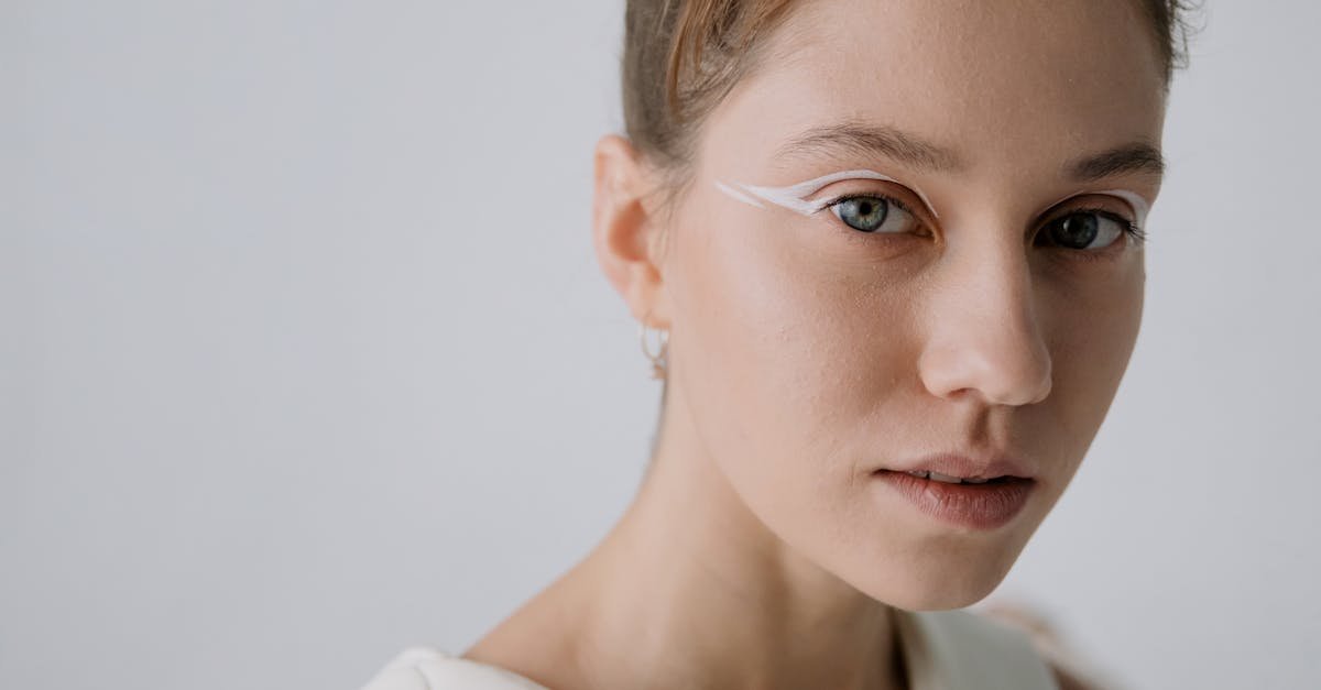 Abstrakcyjny graphic liner bez tajemnic: trend sezonu krok po kroku