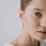 Abstrakcyjny graphic liner bez tajemnic: trend sezonu krok po kroku