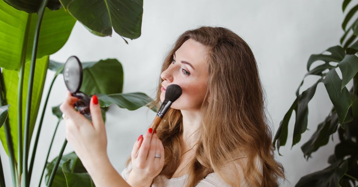Minimalistyczny look Clean Girl: 9 sprawdzonych sposobów na świeży, promienny makijaż