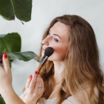 Minimalistyczny look Clean Girl: 9 sprawdzonych sposobów na świeży, promienny makijaż