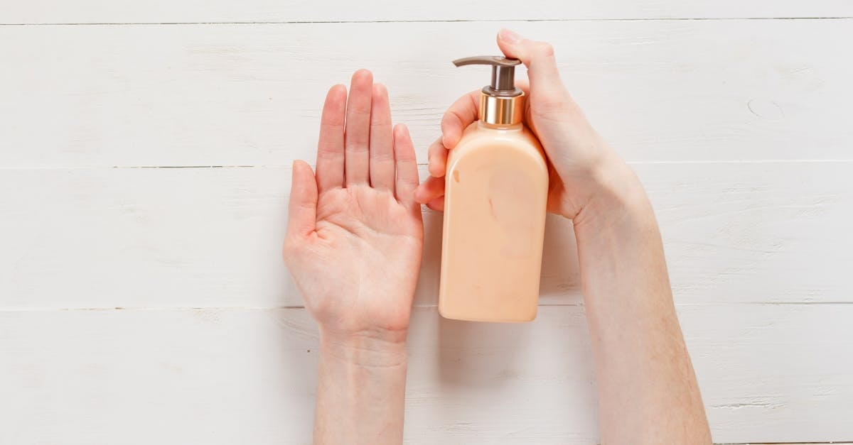 Lotion czy emulsja? Kluczowe różnice i jak wybrać idealną pielęgnację dla Twojej skóry