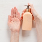 Lotion czy emulsja? Kluczowe różnice i jak wybrać idealną pielęgnację dla Twojej skóry