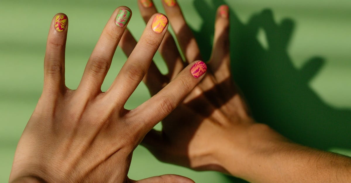 15 sposobów na ultramodne paznokcie airbrush — od ombre po neonową mgiełkę