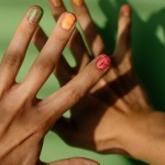 15 sposobów na ultramodne paznokcie airbrush — od ombre po neonową mgiełkę