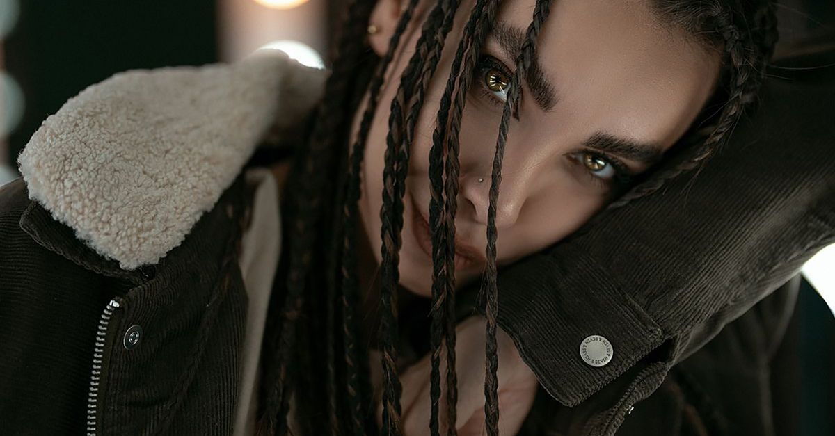 Stylizuj goddess braids jak bogini: modne upięcia, akcesoria i triki na każdą okazję
