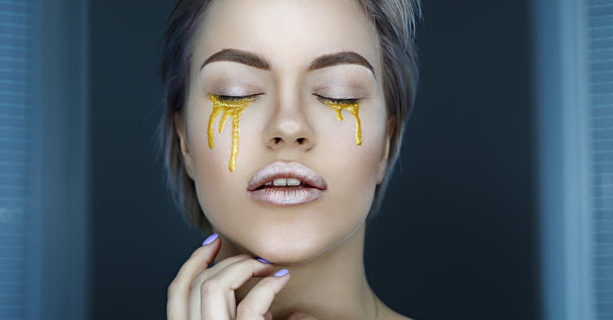 Trendy miodowy blask: 11 sposobów na skórę w stylu honey glow